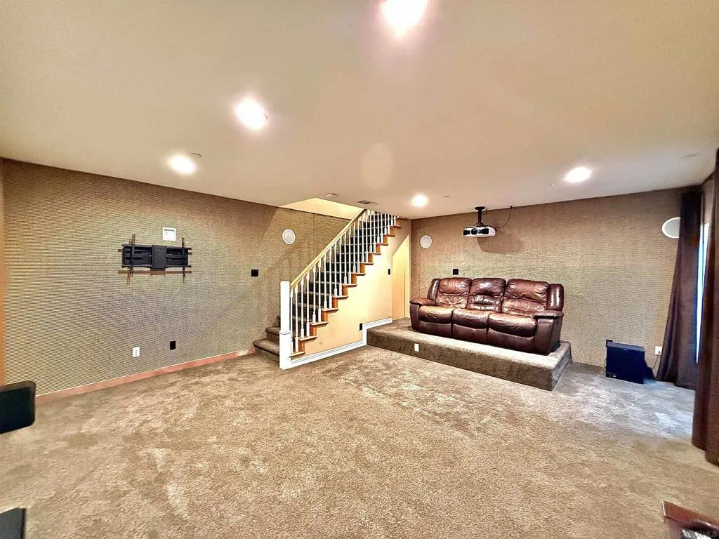 8364 Lake Ashwood Ave, San Diego, California 92119 home-pic-20