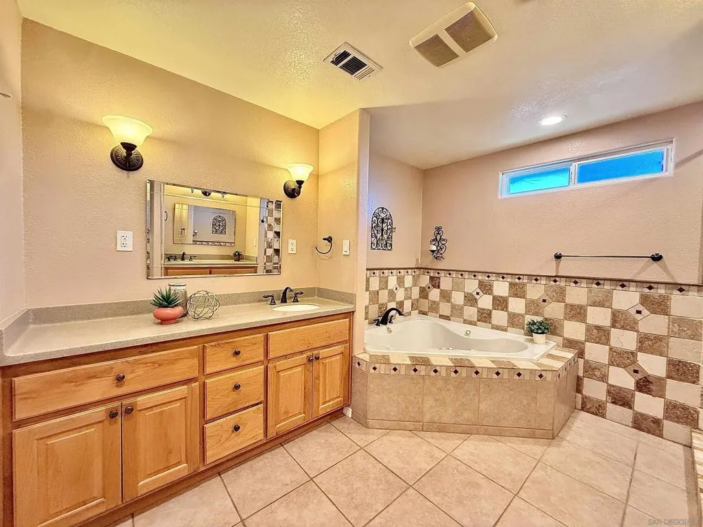 8364 Lake Ashwood Ave, San Diego, California 92119 home-pic-23