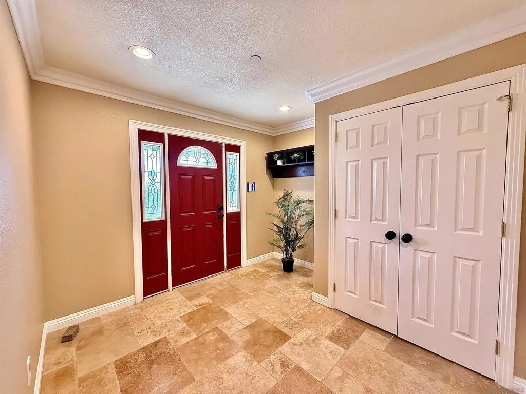 8364 Lake Ashwood Ave, San Diego, California 92119 home-pic-5