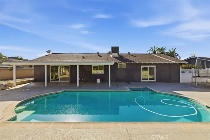 Amazing pool area to entertain and enjoy the hot summer days