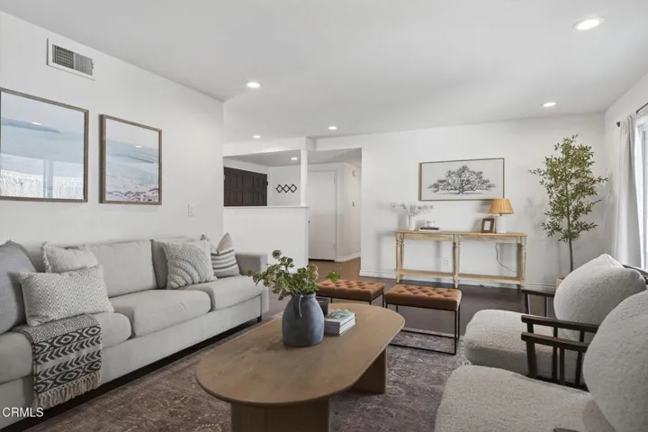 23-web-or-mls-UpmarketMedia_8317W-148