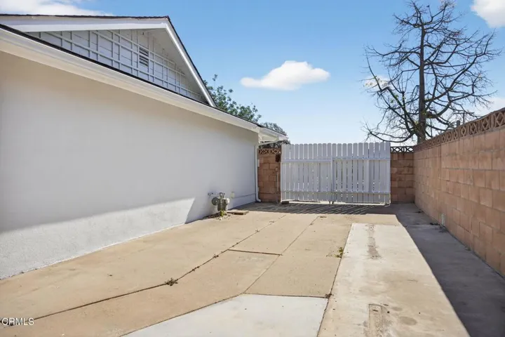 44-web-or-mls-UpmarketMedia_8317W-104