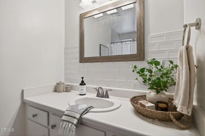 37-web-or-mls-UpmarketMedia_8317W-050