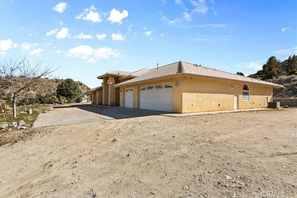 1679 Desert Front, Wrightwood, California 92397 home-pic-5