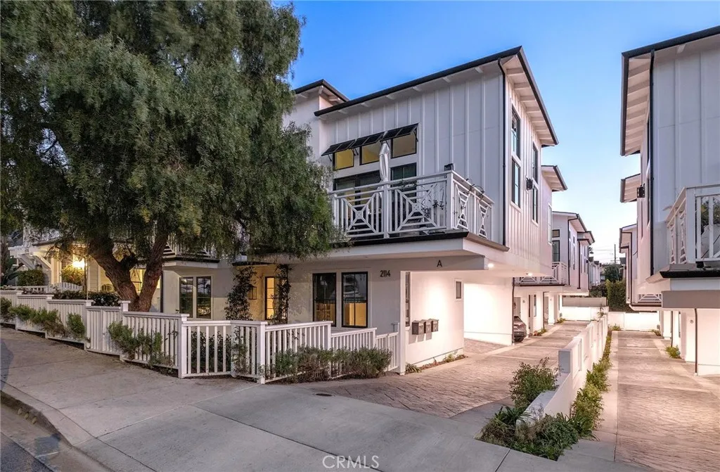 2114 Carnegie Lane C, Redondo Beach, California 90278 home-pic-1