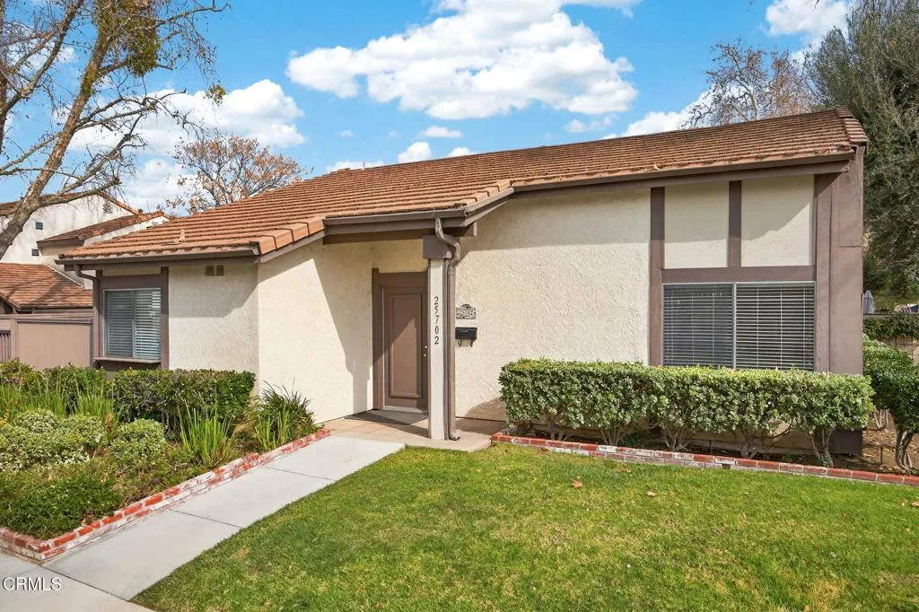 25702 Vista Fairways Drive, Valencia, California 91355 home-pic-4
