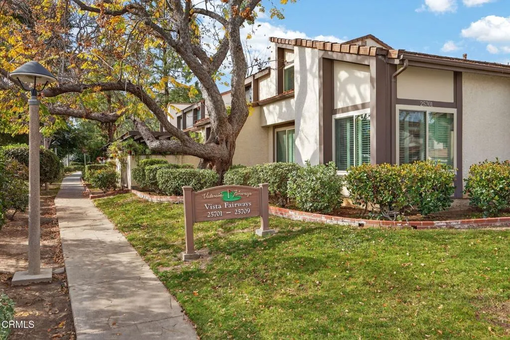 25702 Vista Fairways Drive, Valencia, California 91355 home-pic-2