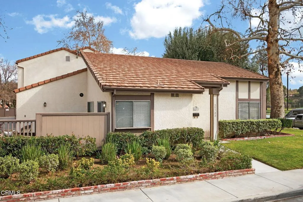 25702 Vista Fairways Drive, Valencia, California 91355 home-pic-1