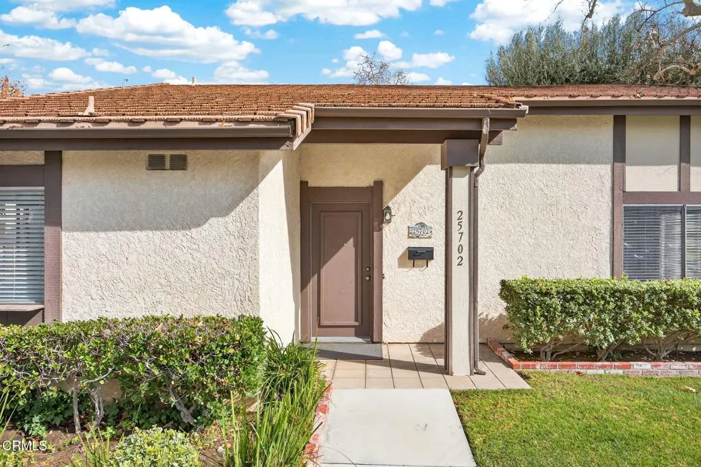 25702 Vista Fairways Drive, Valencia, California 91355 home-pic-6