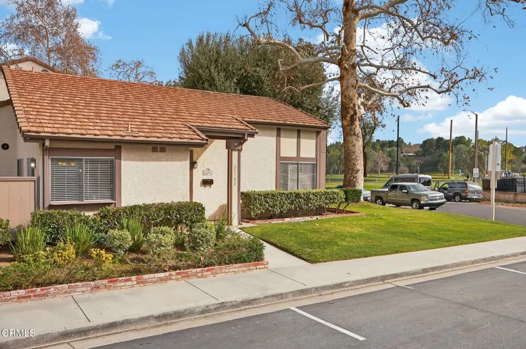 25702 Vista Fairways Drive, Valencia, California 91355 home-pic-5