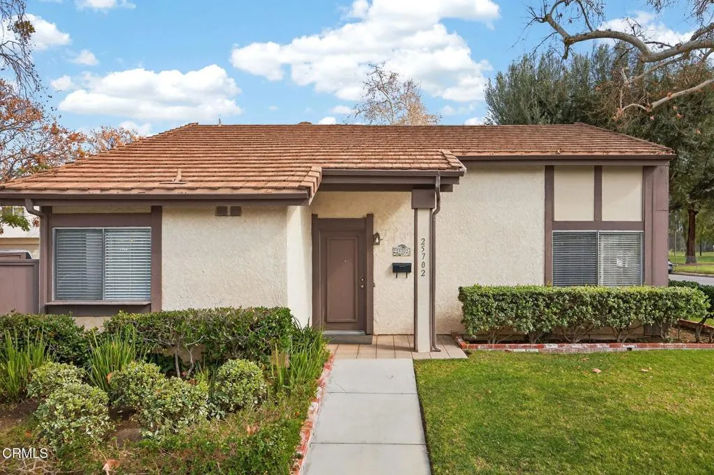 25702 Vista Fairways Drive, Valencia, California 91355 home-pic-3