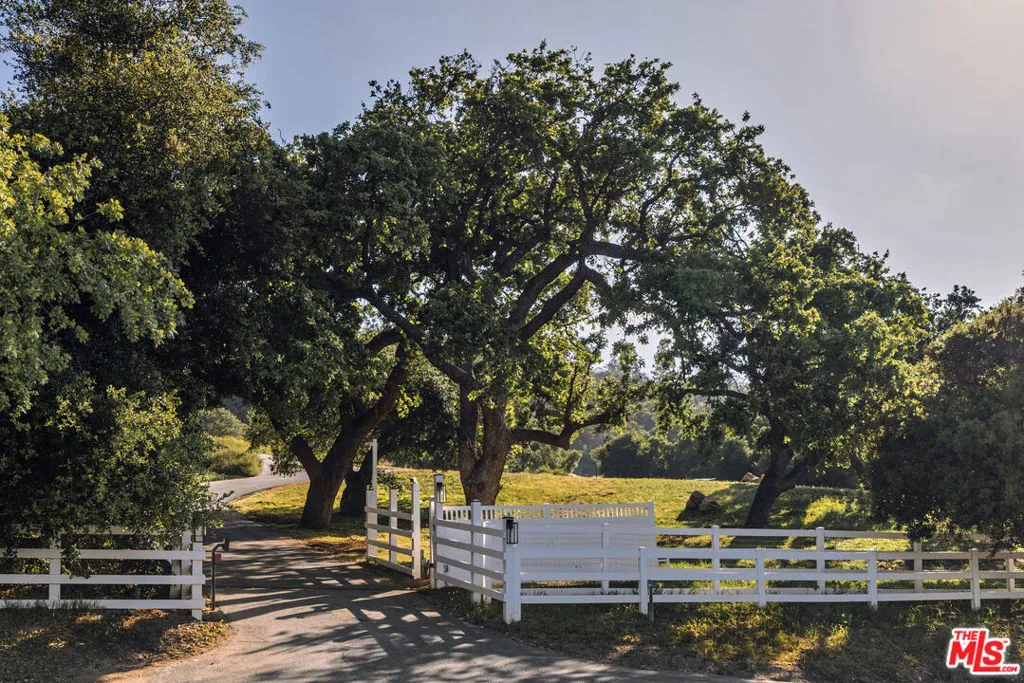 1697 W Potrero Road, Westlake Village, California 91361 home-pic-3