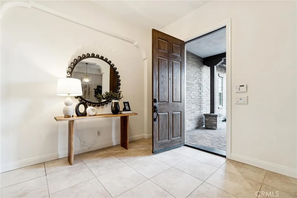 15930 Mandalay Road, Canyon Country, California 91387 home-pic-9