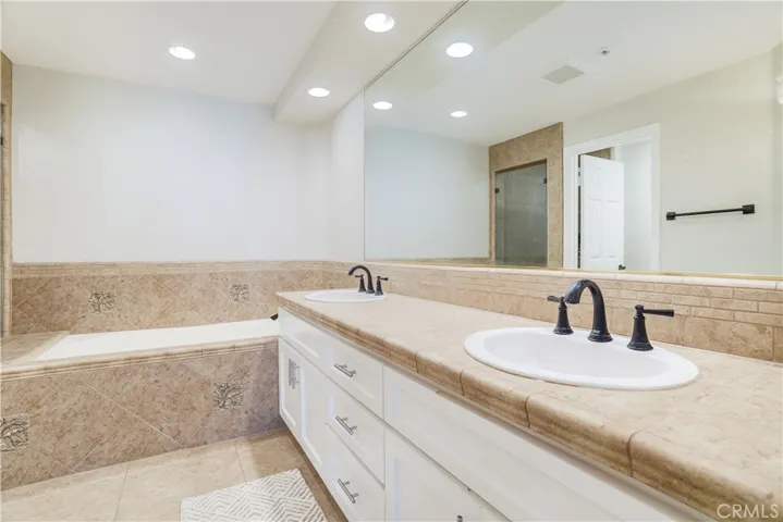 2243 Martin 217, Irvine, California 92612
