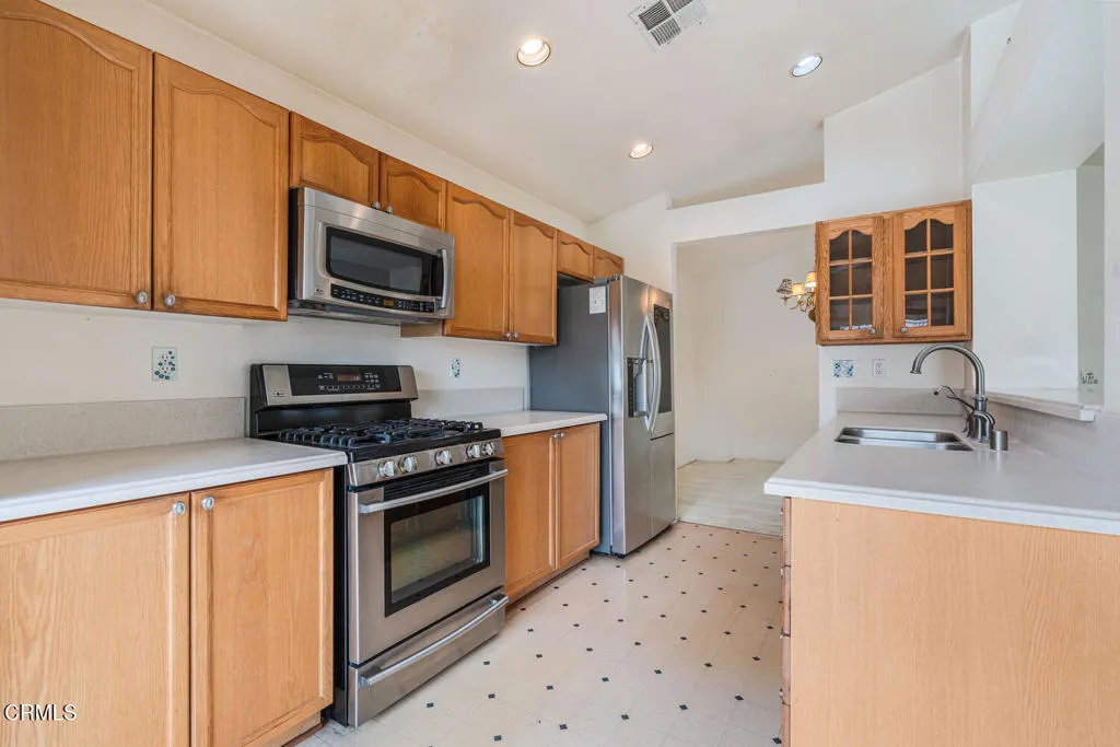 805 Moby Dick Lane, Oxnard, California 93030 home-pic-8