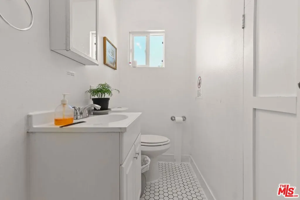 1807 N Van Ness Avenue, Los Angeles, California 90028 home-pic-28