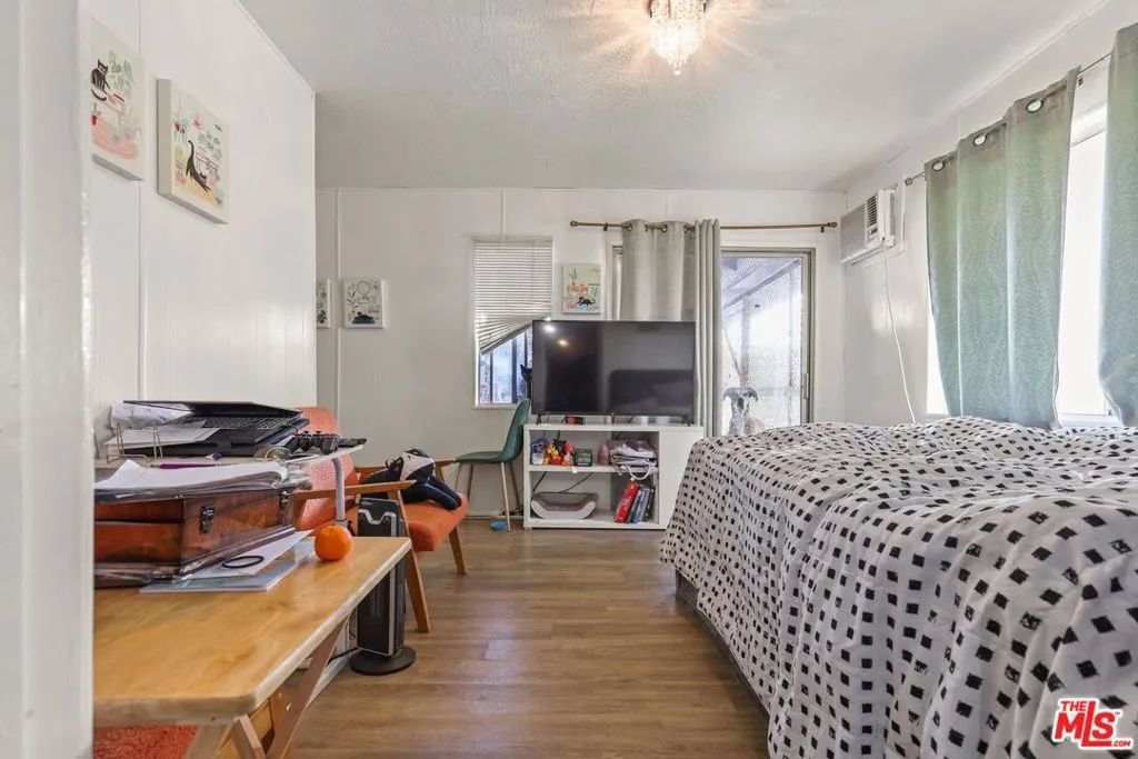 1807 N Van Ness Avenue, Los Angeles, California 90028 home-pic-11