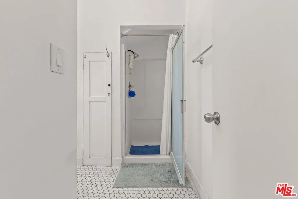 1807 N Van Ness Avenue, Los Angeles, California 90028 home-pic-27