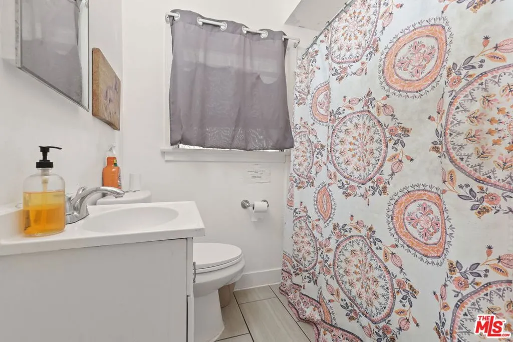 1807 N Van Ness Avenue, Los Angeles, California 90028 home-pic-23