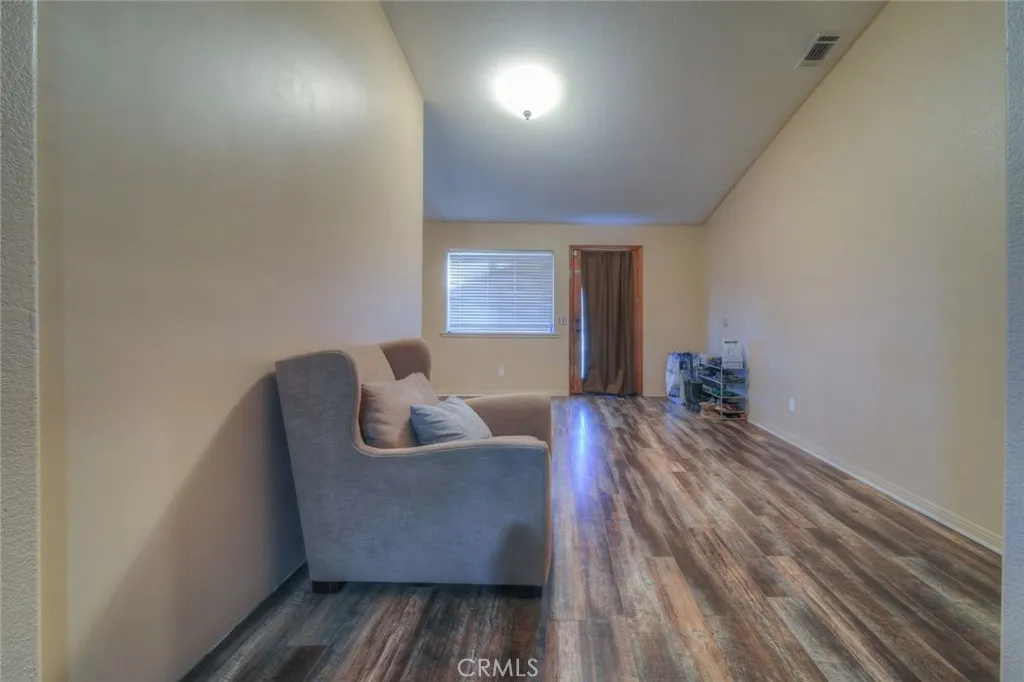 Sitting area near bed 4