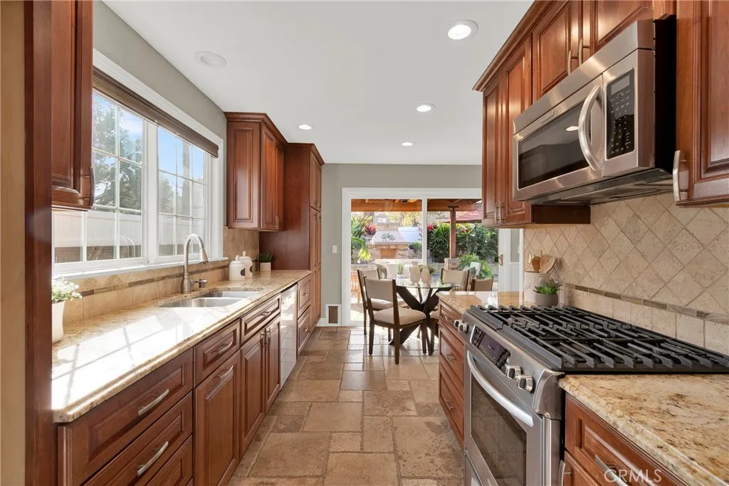 917 Helena, Costa Mesa, California 92626 home-pic-11