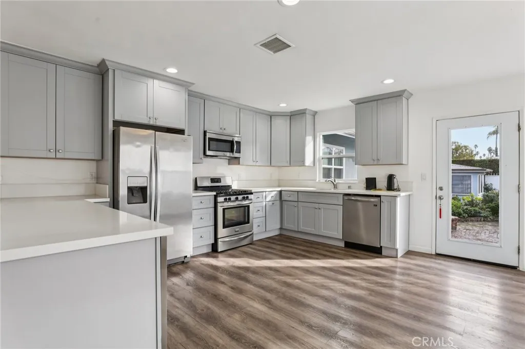 202 Mira Mar, Long Beach, California 90803 home-pic-8