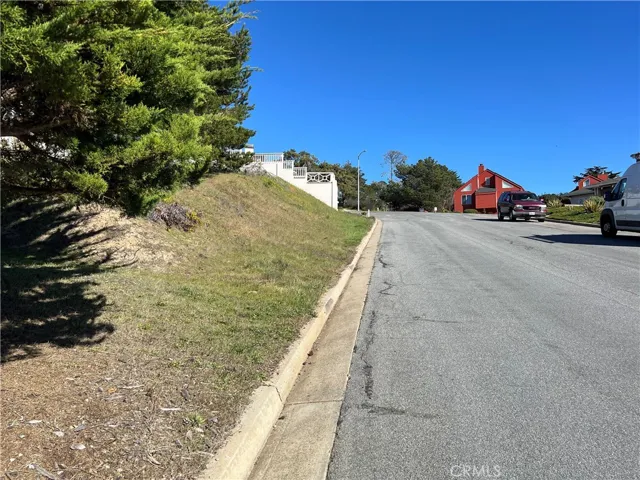 Looking up Chelsea Ln to the end of the cul de sac