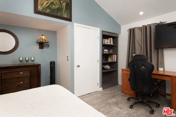 Large Bedroom w/Desk