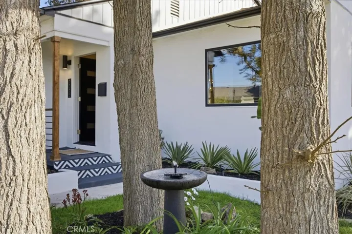 Entry way complete with updated railing and tiled steps. Tons of curb appeal!