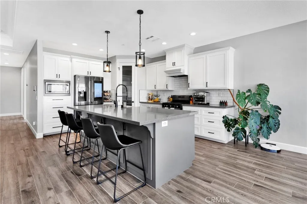 12634 Spring Valley Parkway, Victorville, California 92395 home-pic-17