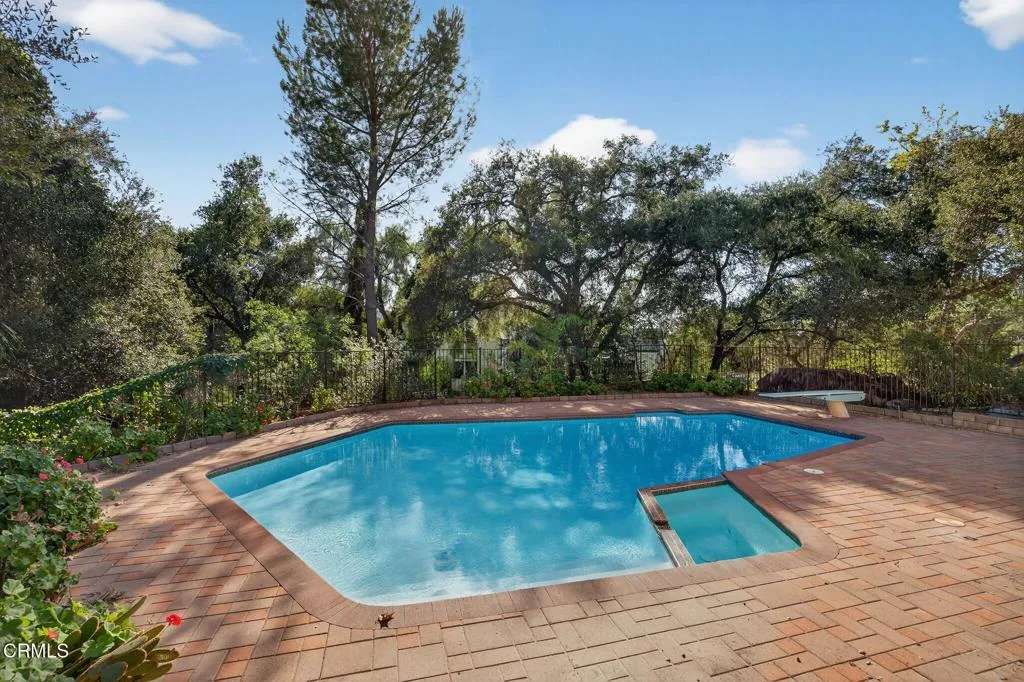 2 39-web-or-mls-Upmarketmedia_2170Lad-11