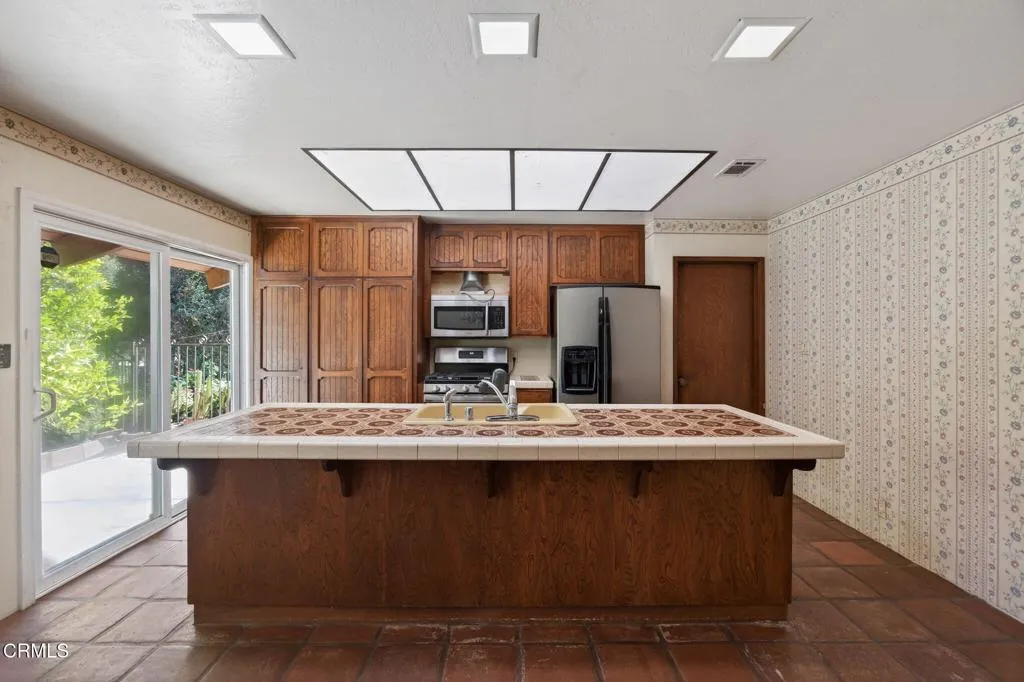 14 13-web-or-mls-Upmarketmedia_2170Lad-0