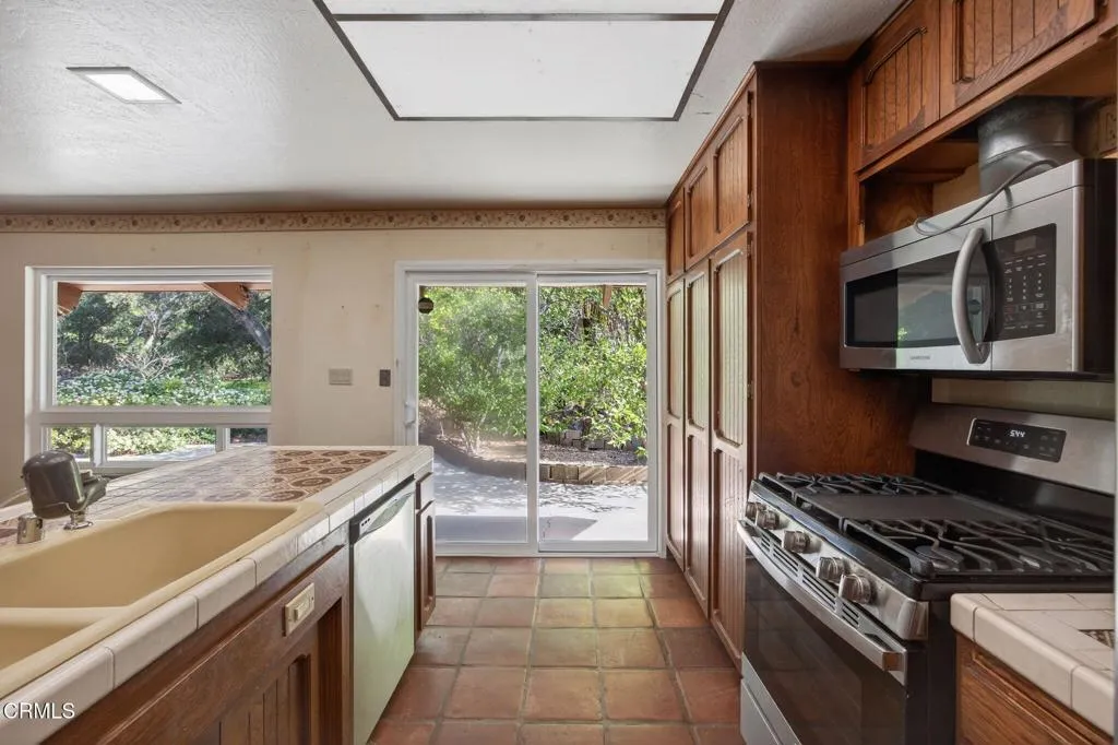 15a-web-or-mls-Upmarketmedia_2170Lad-041