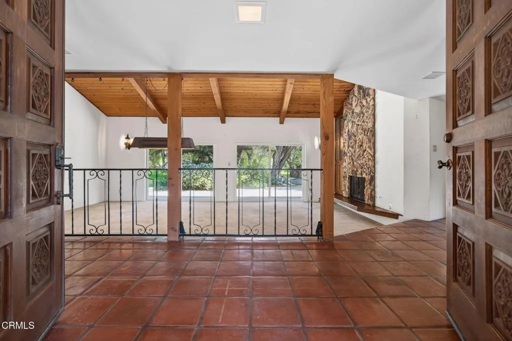 3 5-web-or-mls-Upmarketmedia_2170Lad-013