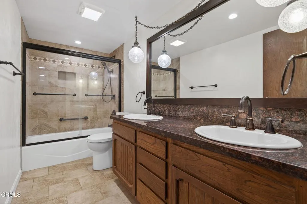 27 27-web-or-mls-Upmarketmedia_2170Lad-0