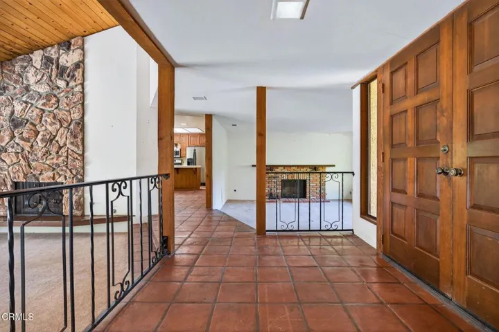 9 7-web-or-mls-Upmarketmedia_2170Lad-020