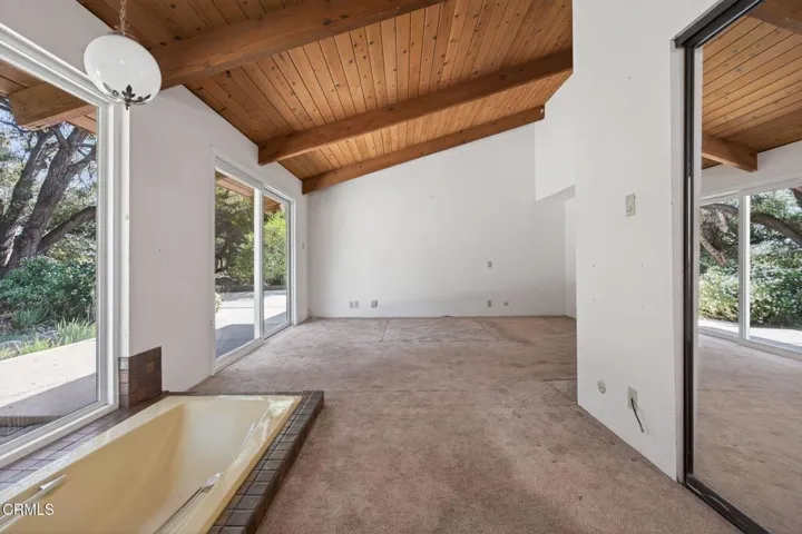 23 22-web-or-mls-Upmarketmedia_2170Lad-0