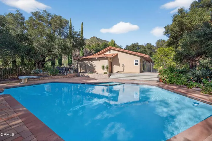 17 37-web-or-mls-Upmarketmedia_2170Lad-1