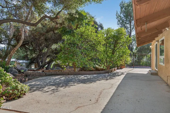 32b 33-web-or-mls-Upmarketmedia_2170Lad-