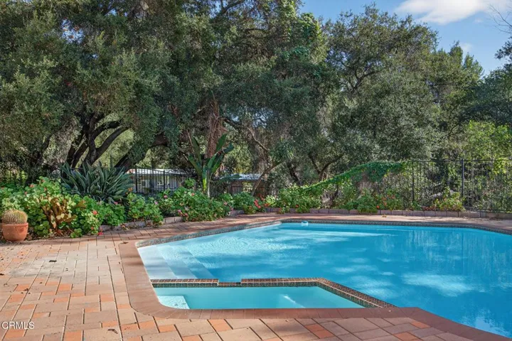 16 36-web-or-mls-Upmarketmedia_2170Lad-1