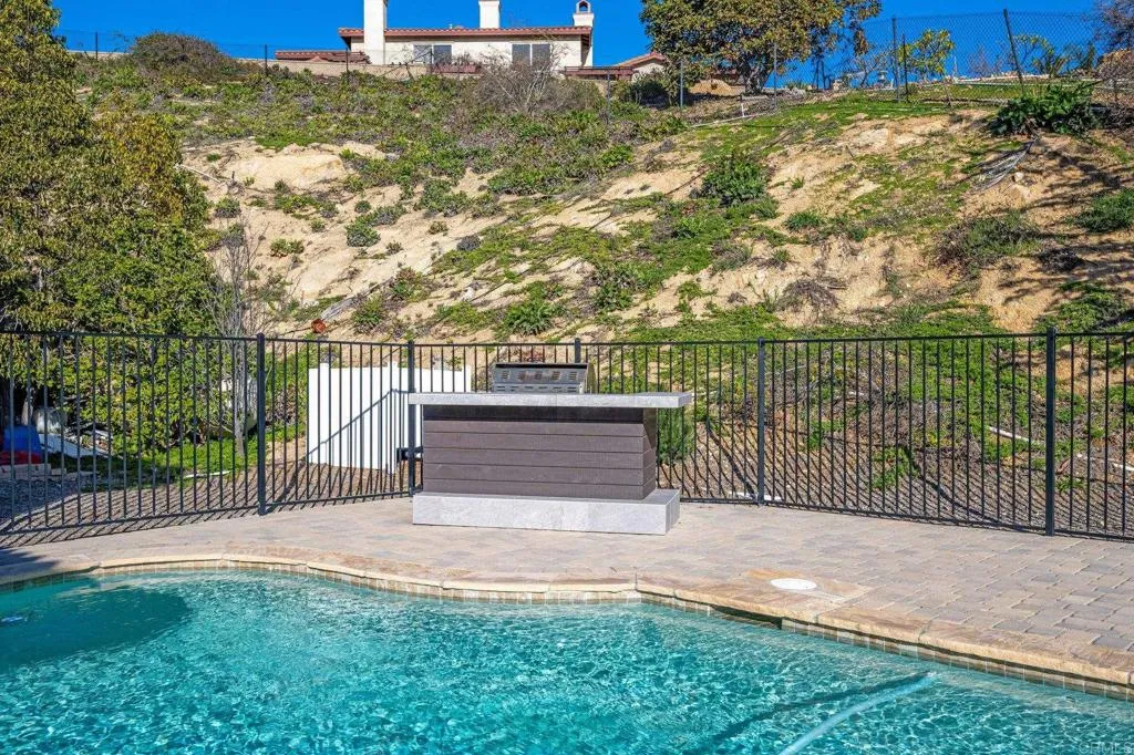 30809 Chateau Haut Briant, Bonsall, California 92003 home-pic-10