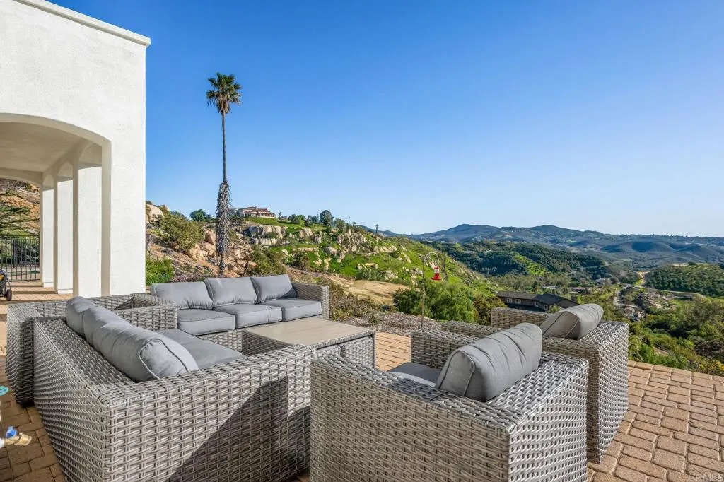30809 Chateau Haut Briant, Bonsall, California 92003 home-pic-8