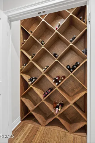 70-web-or-mls-Upmarketmedia_7405Lom-220