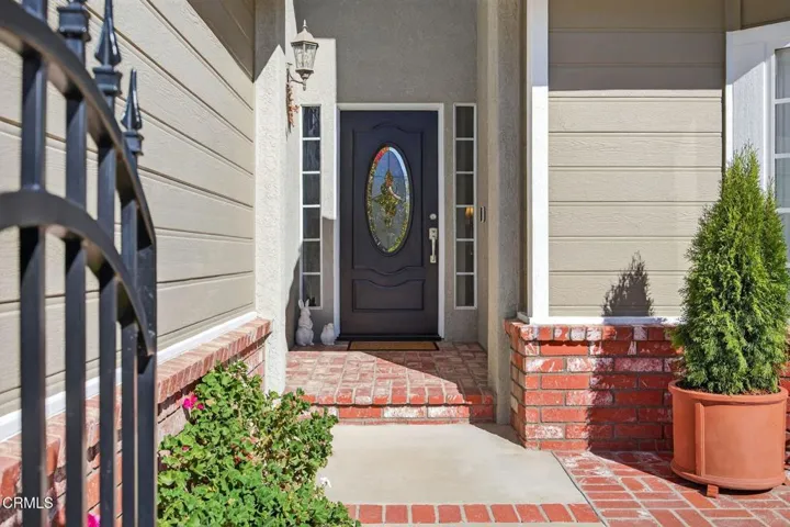 21-web-or-mls-Upmarketmedia_7405Lom-025