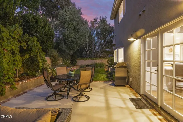 8-web-or-mls-Upmarketmedia_7405Lom-twi-0