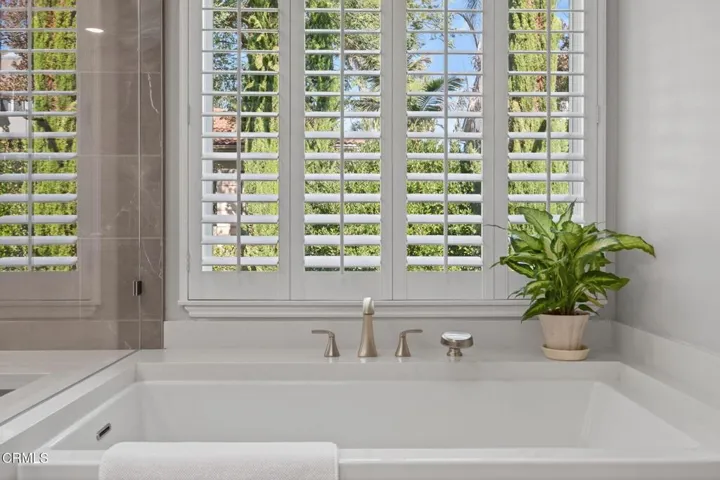 57-web-or-mls-Upmarketmedia_7405Lom-148