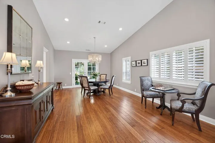 29-web-or-mls-Upmarketmedia_7405Lom-052