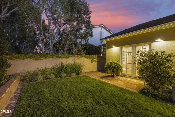 10-web-or-mls-Upmarketmedia_7405Lom-twi-