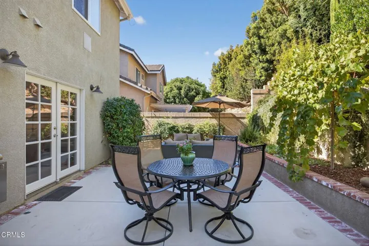 75-web-or-mls-Upmarketmedia_7405Lom-197