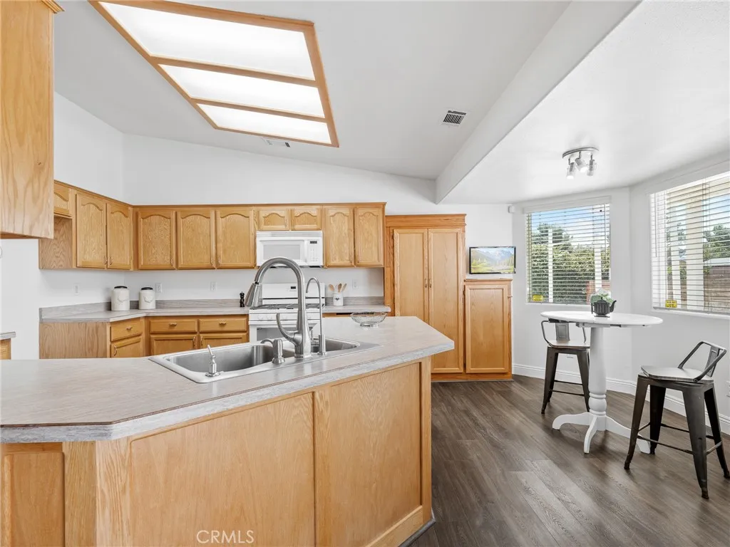 22163 Broken Lance Road, Apple Valley, California 92307 home-pic-23